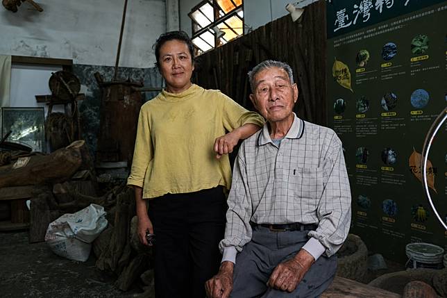吳能達與吳素萍父女協力，將故事館打造成「客庄十大亮點」。（攝影／楊語芸）