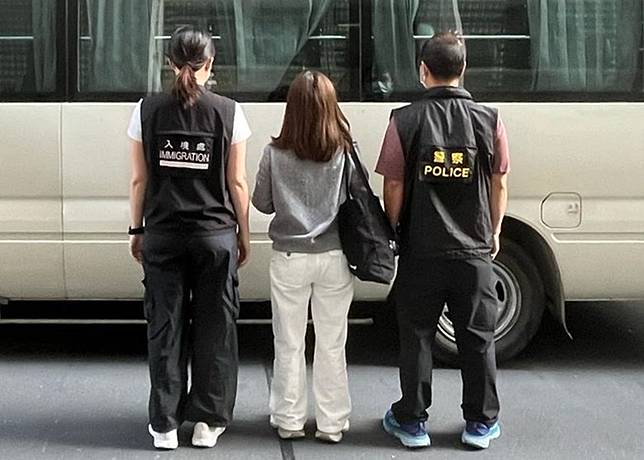 其中一名被捕女子。