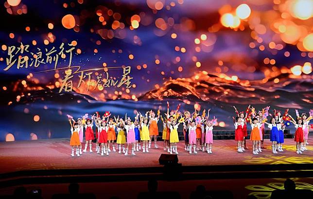 A performance is staged during the main meeting of the 16th Straits Forum in Xiamen, southeast China's Fujian Province, June 15, 2024. (Xinhua/Wei Peiquan)