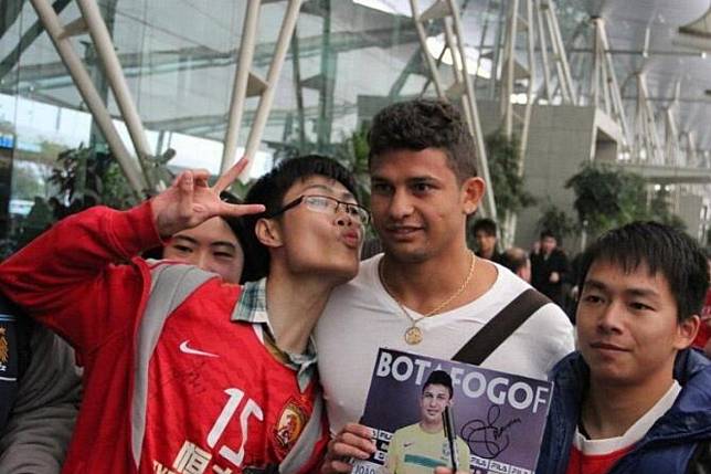 Brazilian footballer Elkeson © is greeted by fans on his arrival in China in 2013. Photo: Sina Weibo/Elkeson