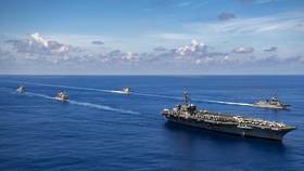 日本海上自衛隊的神盾飛彈驅逐艦「鳥海號」於2021年9月在太平洋上與美國尼米茲級航空母艦「卡爾文森號」等軍艦舉行互相致敬的編隊儀式。（美聯社）
