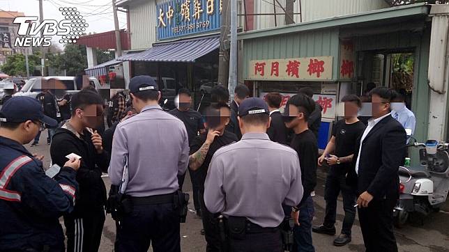 警方深怕現場群眾滋事，因此派出大批警力戒備。圖／TVBS