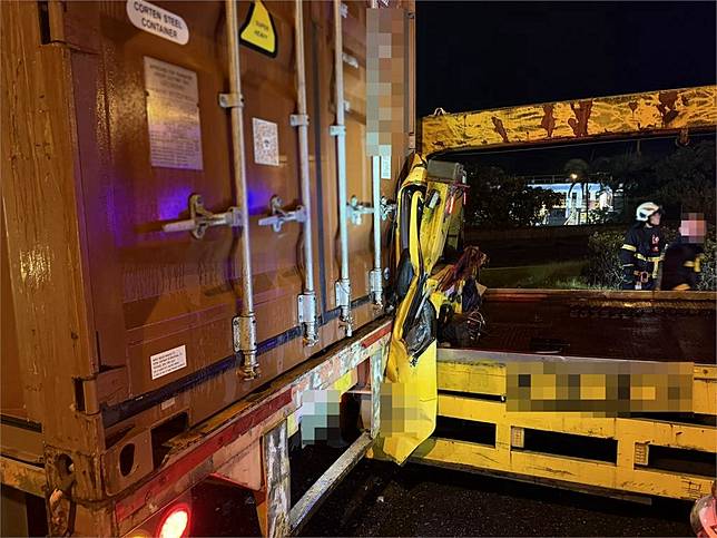 最新／國1拖吊車「插進」貨櫃車尾！60歲駕駛受困慘死　驚悚畫面曝光