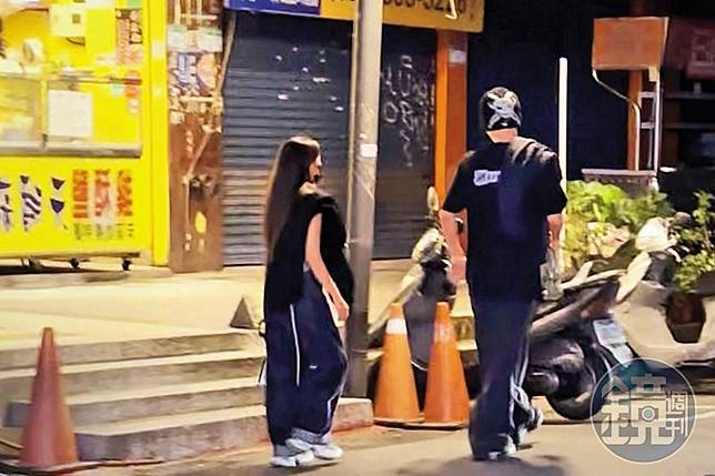 5/24 23：23，派偉俊（右）與禾羽（左）看完電影，一路步行前往宵夜的火鍋餐廳。