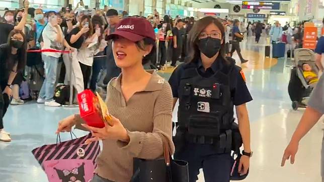 黃仁勳告白最愛的歌手來了！　華莎寵粉無極限　機場嗨收小泡芙沿路飯撒
