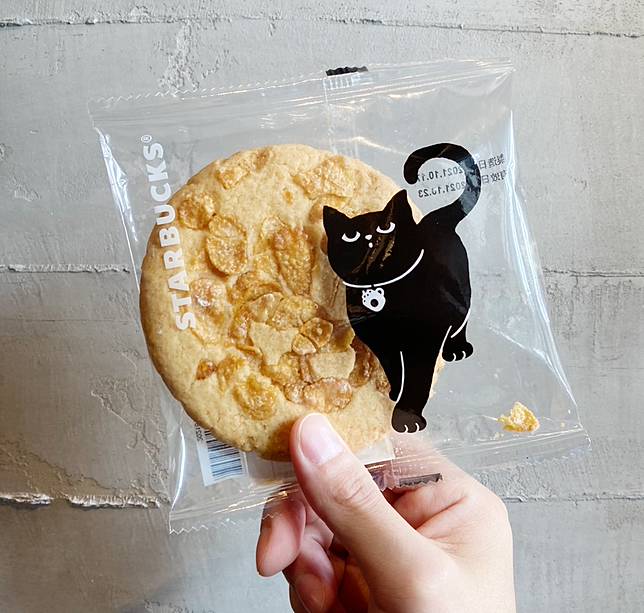 酥脆鹹香的「美式玉米片起司餅乾」以優雅俏皮的黑貓為外包裝，呈現出萬聖節氣氛。(圖片提供/星巴克)
