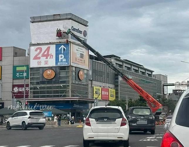 全台舊有家樂福招牌陸續被拆下。翻攝自臉書社團家樂福Carrefour商品網友真心話