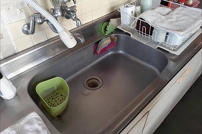 只要在洗碗時順手做好廚餘分類，就可以避免下水道堵塞後帶來的麻煩。（照片來源／photo-ac）