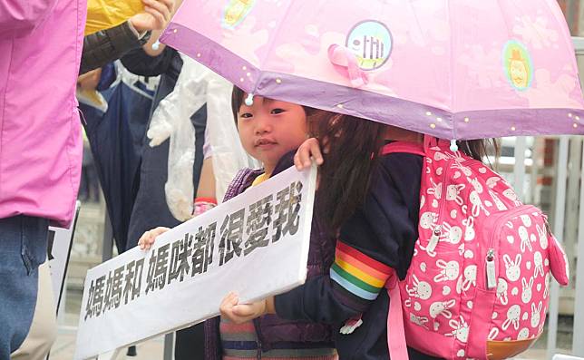 台灣同志收養小孩的荊棘之路