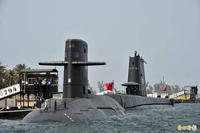 國造潛艦原型艦將命名為「海鯤」，28日將由蔡英文總統主持下水典禮。圖為海軍256戰隊轄下的劍龍級潛艦(前)丶茄比級潛艦(後)。(資料照)