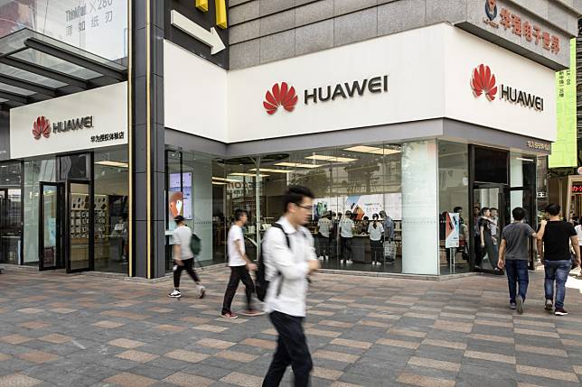 Pedestrians walk past a Huawei Technologies Co. store in Shenzhen, China, on Wednesday, May 22, 2019. Photographer: Qilai Shen/Bloomberg