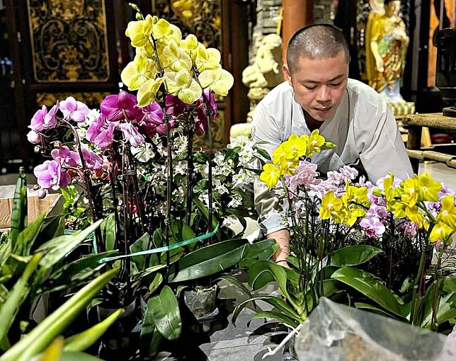 佛前供花的由來，本藏師父開釋說分明。（宏願大千世界提供）