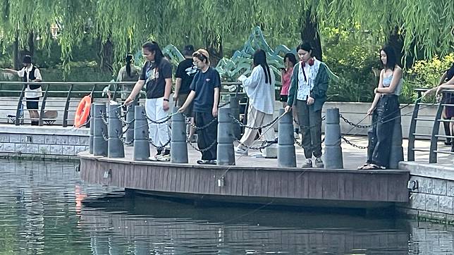 假日午後 大批青年釣客聚集亮馬河。（圖／林閔榛）