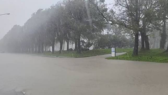 宜蘭下起暴雨，羅東運動公園四維路路面積水。翻攝北成里長羅暳鎂臉書