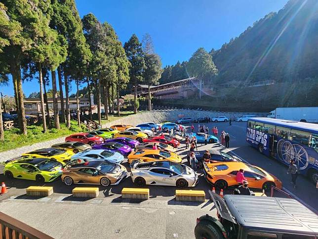 藍寶堅尼超跑在阿里山舉行車聚活動，場面壯觀。(讀者提供)