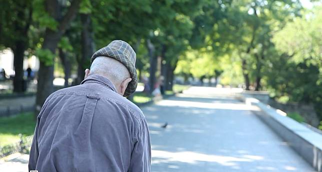 一名93歲的老翁在家中走失，兒子急忙報警協尋。（示意圖，圖非當事人，翻攝自Pexels）