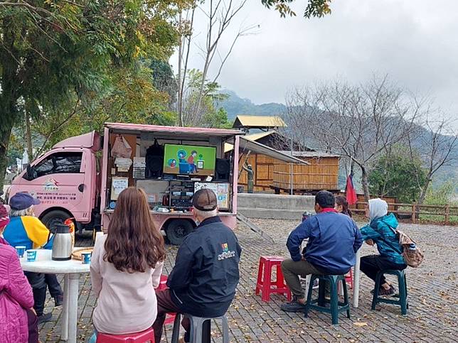 台中市社會局規劃老人文康休閒車，走入偏鄉及山區部落。圖：鄭國雄攝