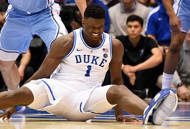 被視為下季NBA選秀狀元大熱門的杜克大學籃球超級新星威廉森(Zion Williamson)昨天在比賽中滑倒，他所穿著的NIKE球鞋當場開口笑，引起各界質疑NIKE運動鞋的品質。(USA TODAY)