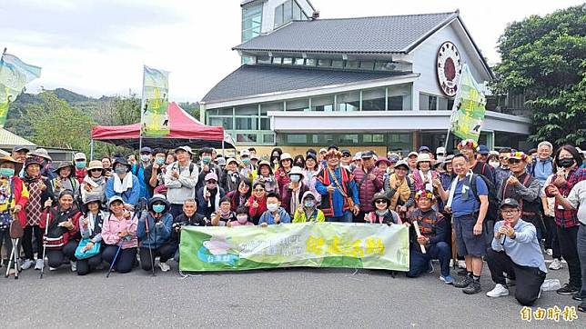 台東今天有300人在初鹿教會集結後走五里坡產業道路，追溯78年前一條避免殺戮的和平之路。(記者黃明堂攝)