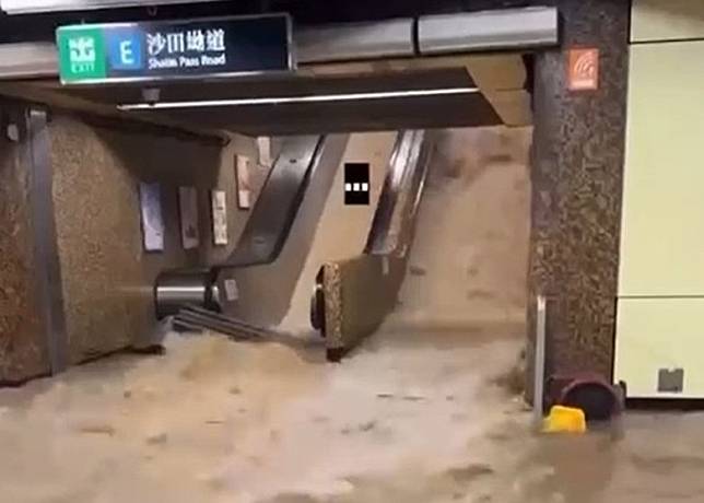 洪水湧入港鐵黃大仙站。