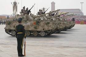 兵推顯示，美軍可能在中國大量廉價武器的飽和攻勢下，迅速失去制海、制空權。圖為中國9月閱兵。（美聯社）