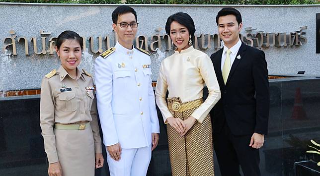 การประดับเข็มที่ระลึกตราสัญลักษณ์พระราชพิธีบรมราชาภิเษก