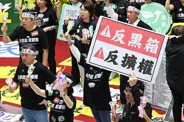 立院職權行使法三讀，行政院於6日提出覆議。圖為民進黨團在議場中高呼「反黑箱，反擴權」口號。（資料照，顏麟宇攝）