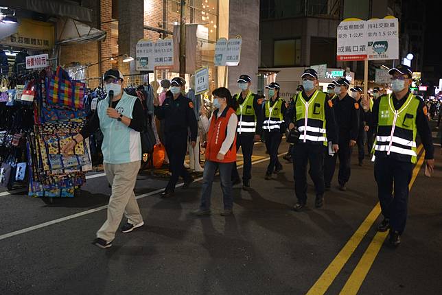 大聲公不停歇　文化路夜市疾呼戴口罩、保持距離