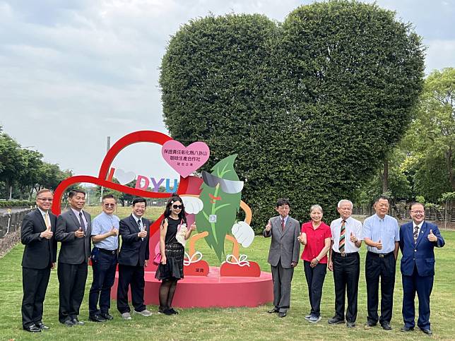 大葉大學二十二日舉辦愛心樹助學冠名地標揭牌啟用典禮。(記者吳東興攝)