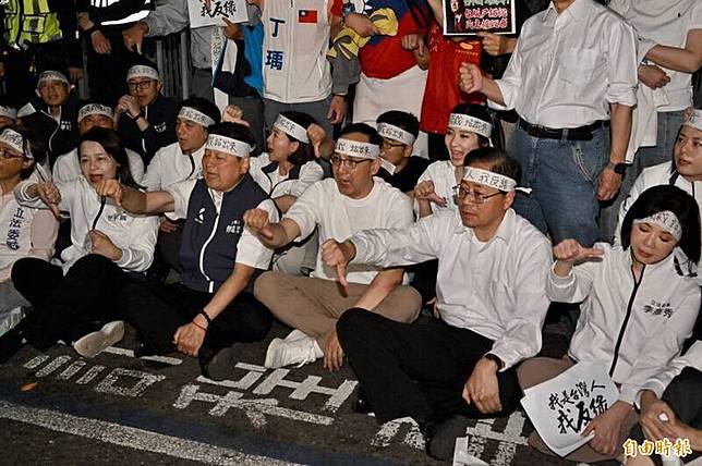 國民黨主席朱立倫及黨籍民代、黨發言人楊智伃等人17日晚間與聲援群眾在北檢外的禁制區抗議，直到18日清晨才離去。(資料照)
