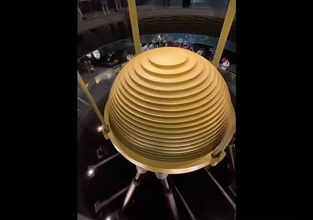 660噸重的台北101風阻尼球在地震的影響下擺動。(圖取自爆料公社)