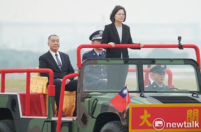 空軍今舉辦飛行訓練指揮部編成典禮。圖為蔡英文總統在國防部長邱國正的陪同下校閱地面部隊。 圖：張良一/攝