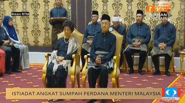 馬來西亞新任首相馬哈地(Mahathir Mohamad)今(10)日晚間9點半，在國王的邀請下進入馬國王宮，在世人的見證下，宣布新政府上台，馬哈地成為馬國第7任首相。(圖擷取自馬哈地臉書)
