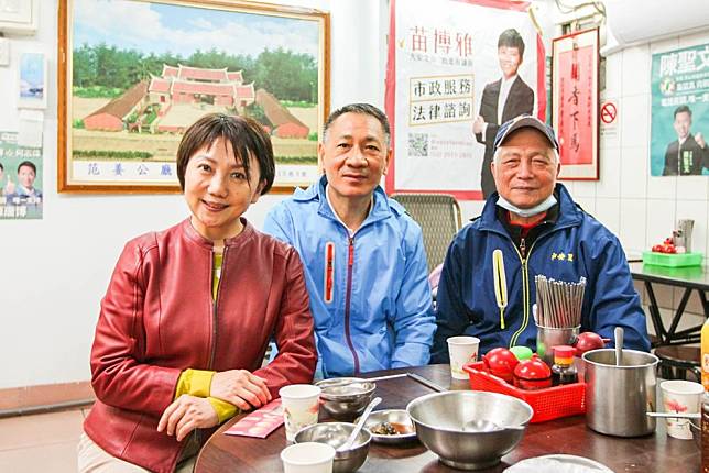 范雲委員(左)與范姜牛肉麵老闆(右)合影。在地傳承五十年的好滋味，連里長都推薦。   圖：范雲提供