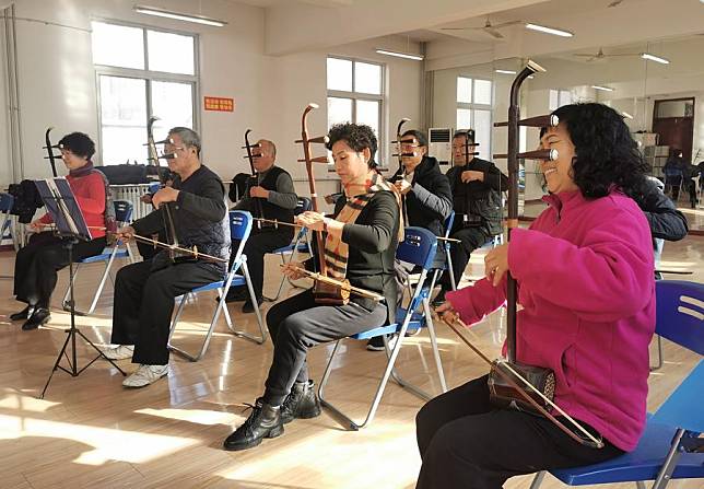 Elderly people attend class of Erhu, which is referred to as the &ldquo;Chinese Violin&rdquo;, at the Anqiu elderly university, in east China's Shandong Province, Dec. 30, 2021. (Xinhua/Zhang Liyuan)