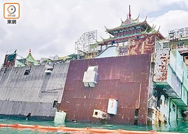 廚房船於去年5月底因入水傾側，大半隻船沉入香港仔避風塘海中至今。