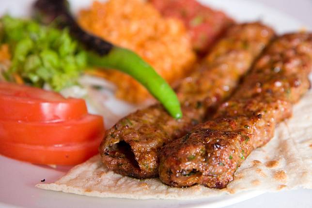 圖為令人垂涎的土耳其知名美食——阿達納烤肉串。 Photo: Wikimedia Commons