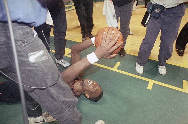 Mutombo抱著球躺在地上慶祝，成為NBA首次「老八傳奇」的經典畫面。(圖片來源 LINE TODAY：AP/達志影像）  
