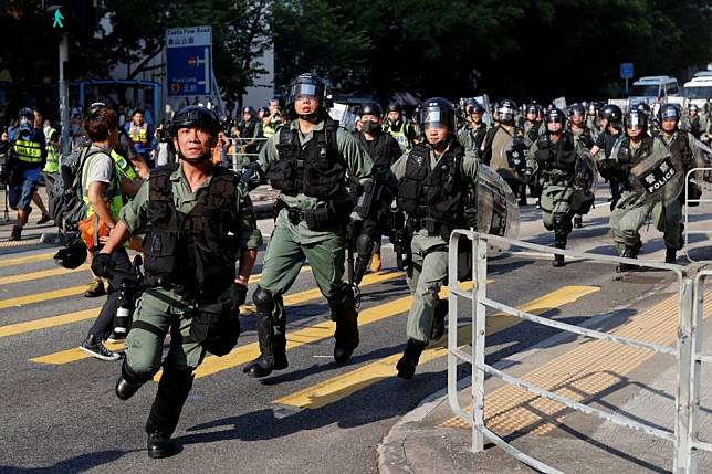 香港警察21日在屯門維持秩序。（湯森路透）