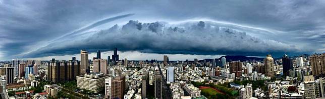今日下午鋒面通過南台灣，就有民眾分享風暴前導雲的壯觀照片，對此，前中央氣象局長鄭明典解釋，這屬於灘雲，常出現在強降雨系統前緣。 圖：翻攝自鄭明典臉書