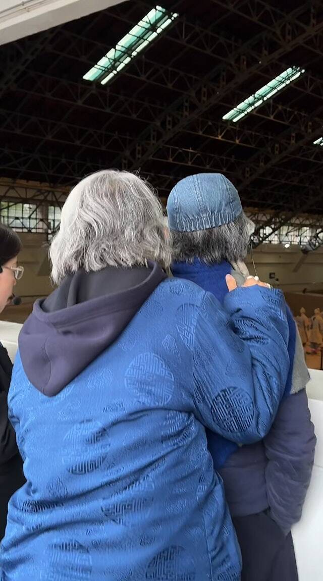 林子祥(右)和葉蒨文明天西安開唱，被野生捕獲「攬牢牢」參觀兵馬俑。(翻攝自臉書)