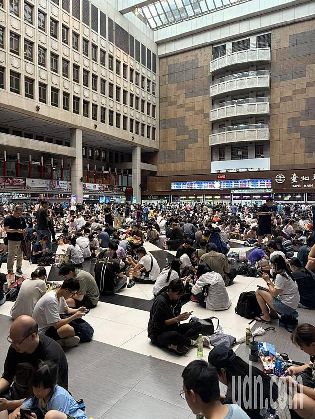 巴威颱風來勢洶洶，北市連續兩天停班停課，而今天風雨變得更加明顯，不少活動也因天氣因素取消，然後經典手遊《Pokémon GO》本周迎來全球性活動，有民眾表示期待這天已久，特別搭捷運到北車，獲取全新型態寶可夢。記者洪子凱／攝影