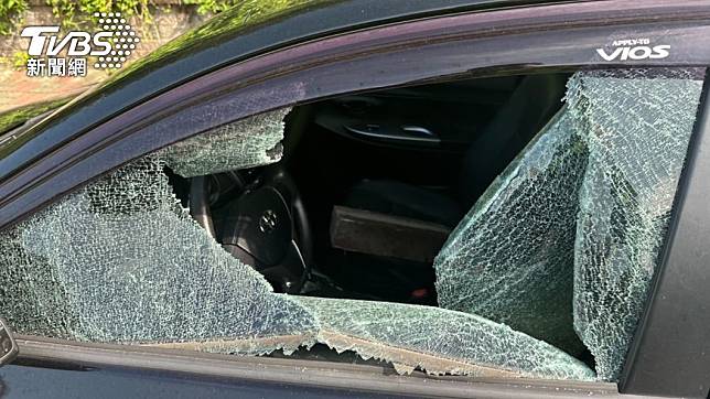 夫妻爭執竟砸破路邊無辜車輛車窗。（圖／TVBS）