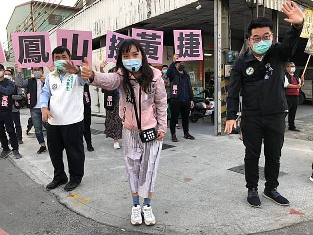 黃捷(中)昨天傍晚由市議員邱俊憲(右)、張漢忠(左)陪同，站在鳳山路口拜票。(取自邱俊憲臉書)