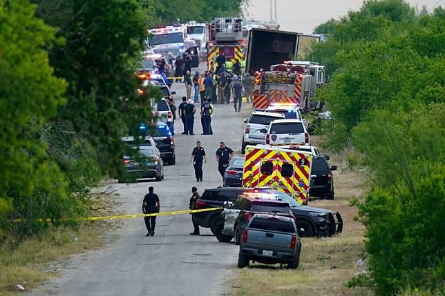 德州警方在聖安尼奧郊區一輛聯結車內發現46具遺體。（美聯社）