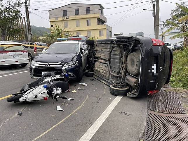 吳男陸續衝撞2輛警用機車及巡邏車，造成3警擦挫傷，員警先後開了6槍，擊破對方休旅車輪，並因對方翻車而將他逮捕。(警方提供)