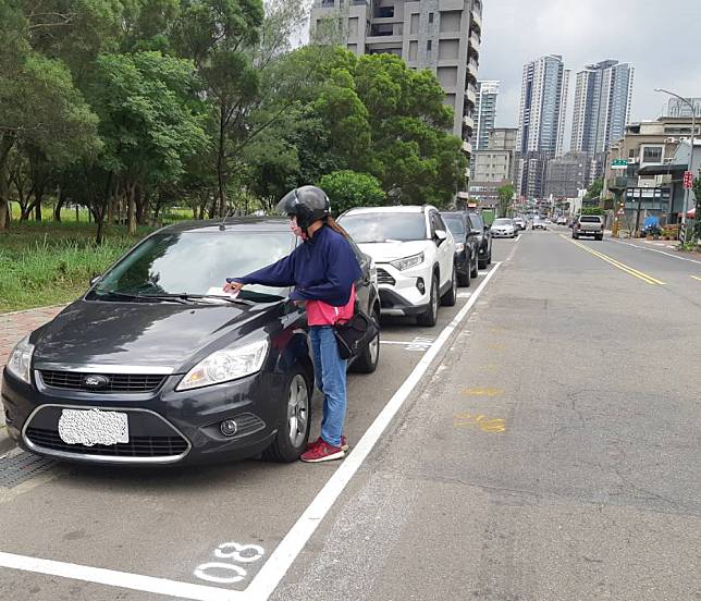 林口區南勢六街的路邊汽車停車格，將自九月一日起採平日停車收費管理，以提升周轉率。(新北市交通局提供)