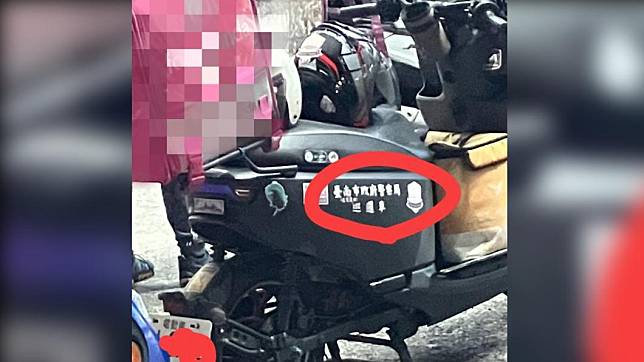 有一名外送員的機車貼有「台南市政府警察巡邏車」字樣。（圖／翻攝自Ubereats台南交流區臉書）