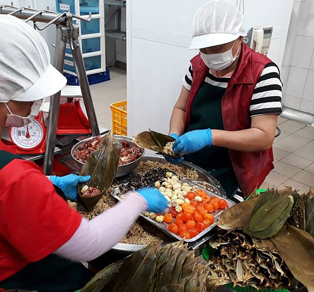 再過幾天就是端午節，應景粽子需求量大，近兩個月業者都忙著包粽、宅配出貨。    （記者羅玉如攝）