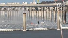 海上的太陽能板起火燃燒，當地環保人士前往查看，發現燃點還不只一處（圖／TVBS）